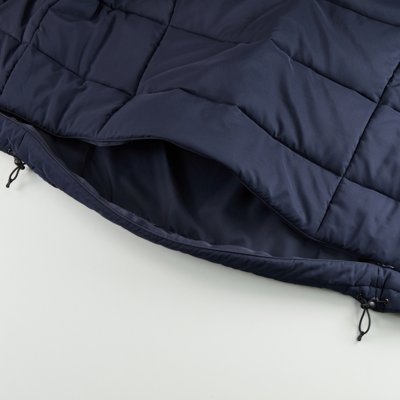 内側の裾部分にはコンシールファスナー付き