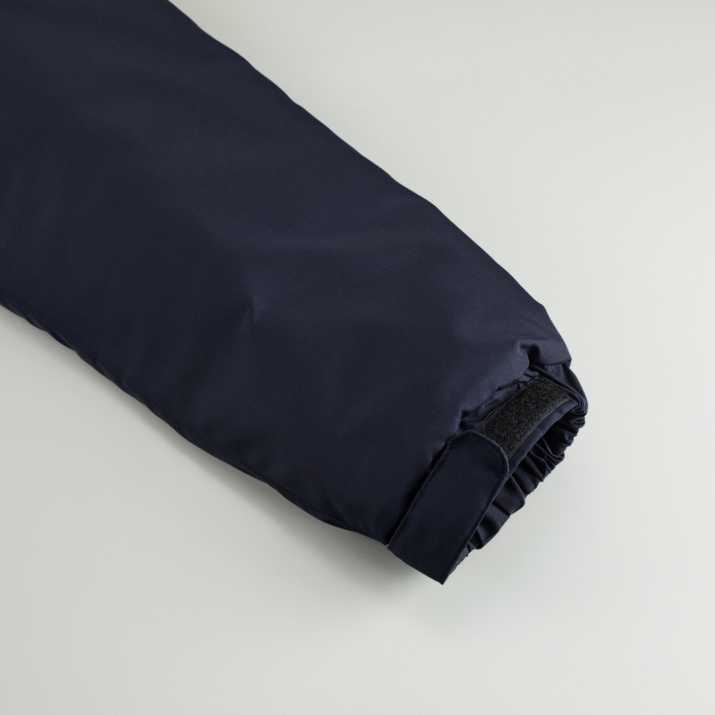 袖口はシャーリングと面ファスナー仕様