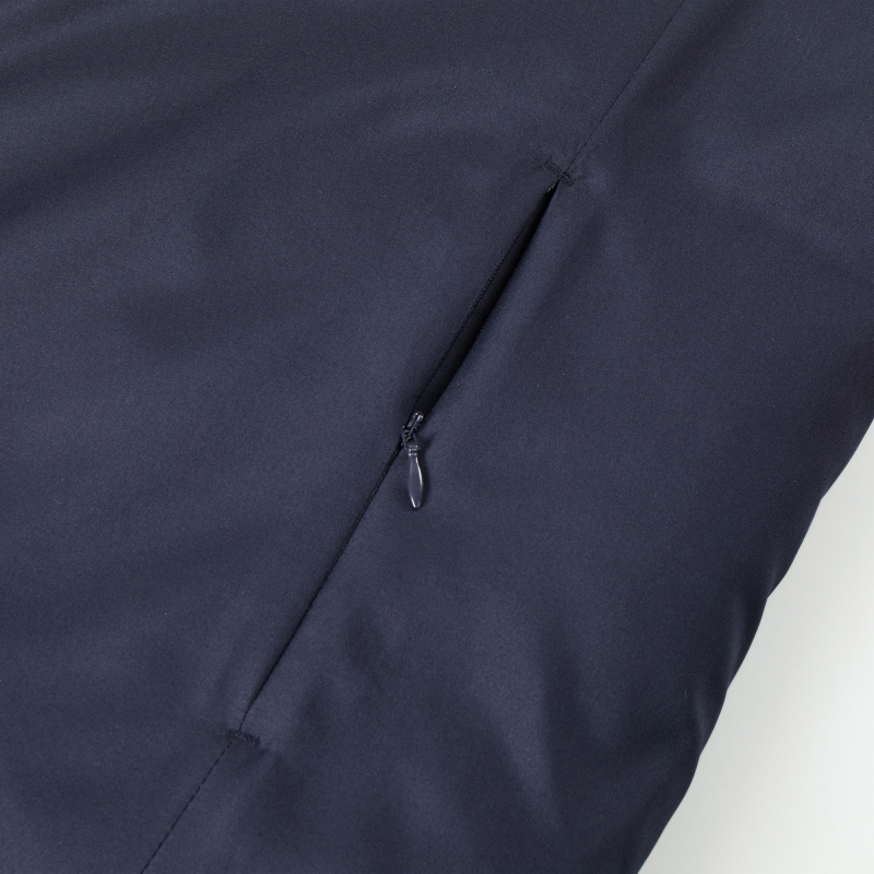 サイドポケットはコンシールファスナー仕様