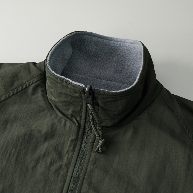 襟はスタンドカラー仕様