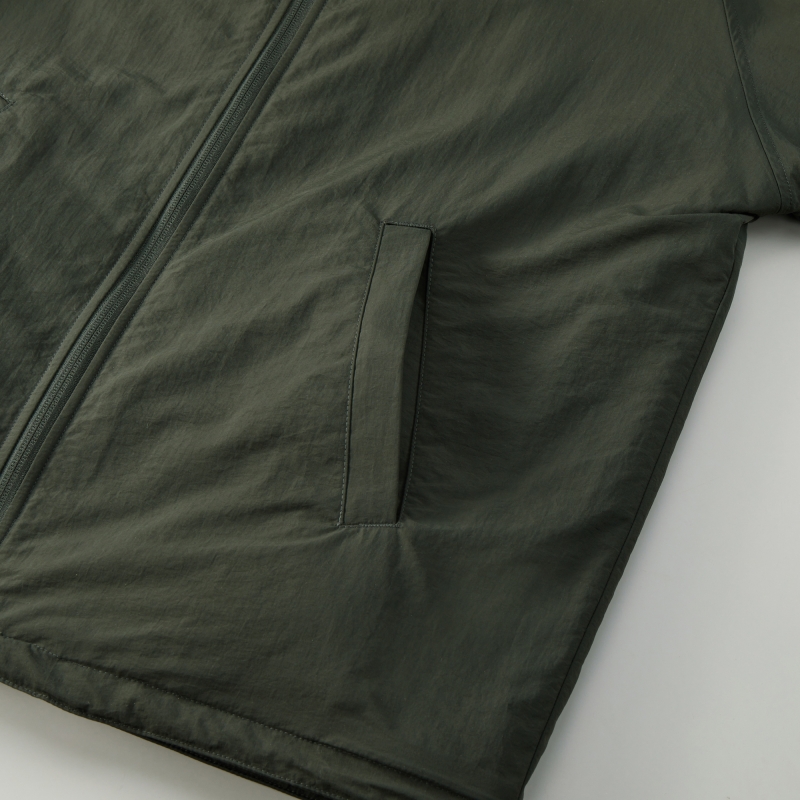 サイドには片玉縁ポケット付き(ナイロン面)