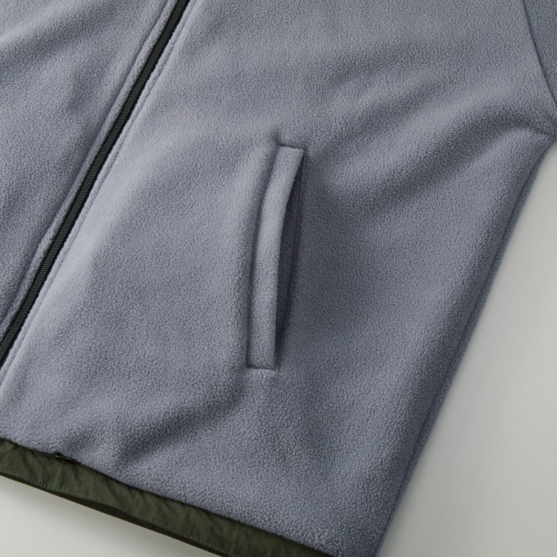 サイドには片玉縁ポケット付き(フリース面)