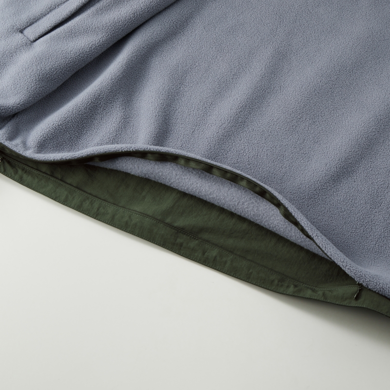 フリース面の裾部分にはコンシールファスナー付き